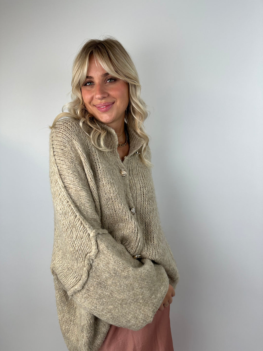 Langer Oversize Cardigan mit goldenen Manschettenknöpfen Claire