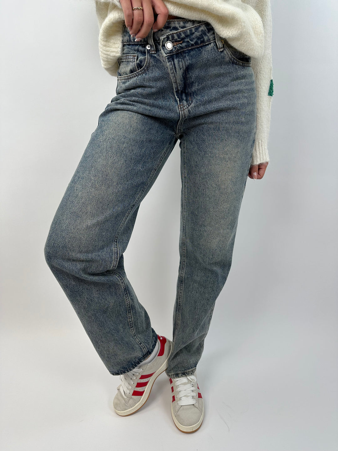 Straight Fit Jeans mit überkreuztem Low Waist Bund