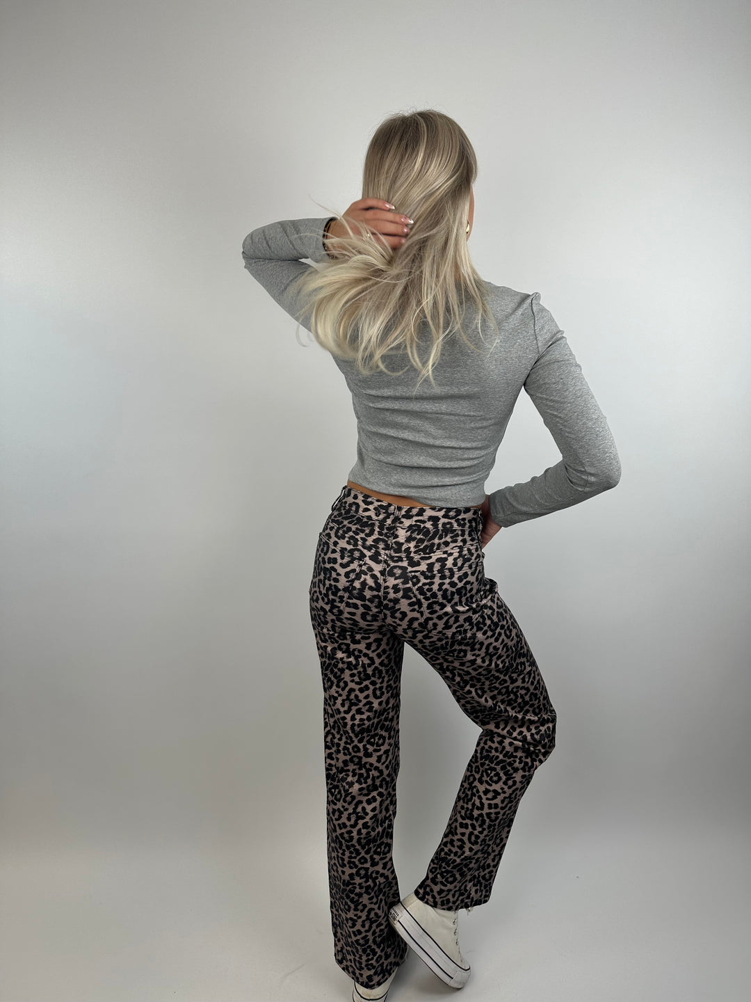 Beschichtete Straight Fit Jeans mit Leoprint (8537)