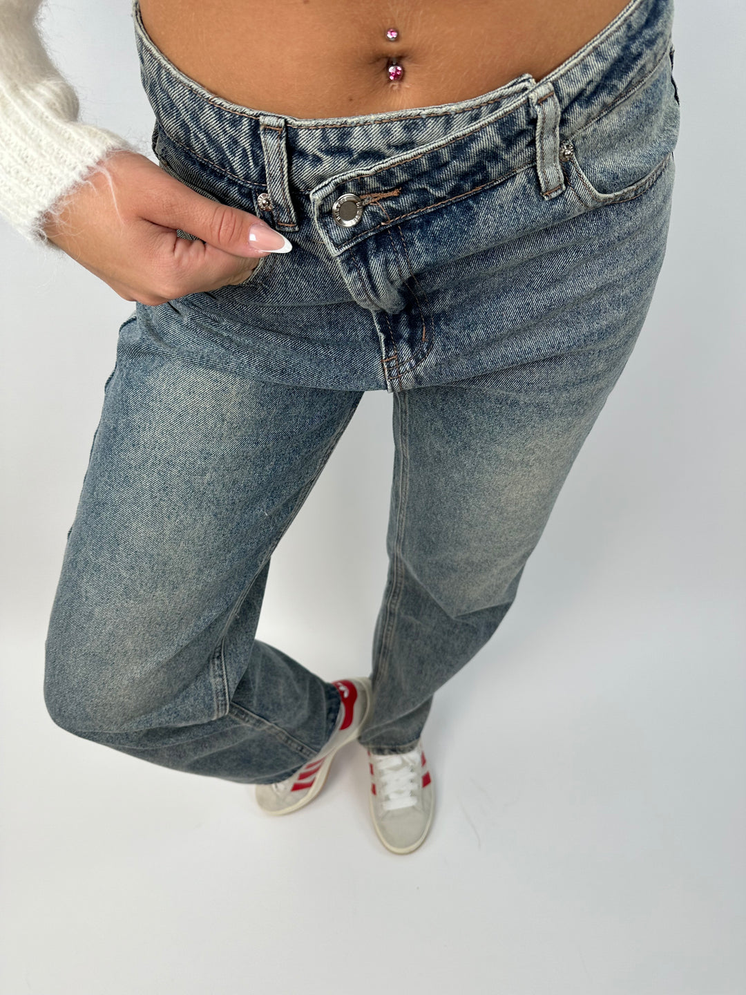 Straight Fit Jeans mit überkreuztem Low Waist Bund