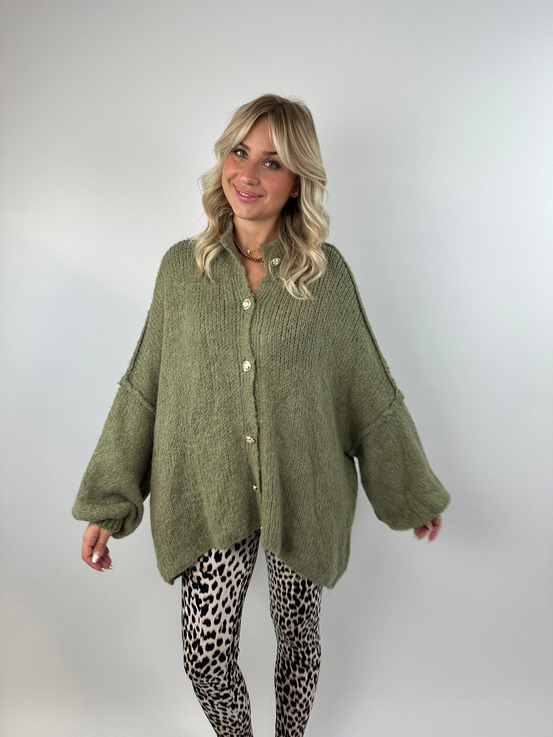 Langer Oversize Cardigan mit goldenen Manschettenknöpfen Claire