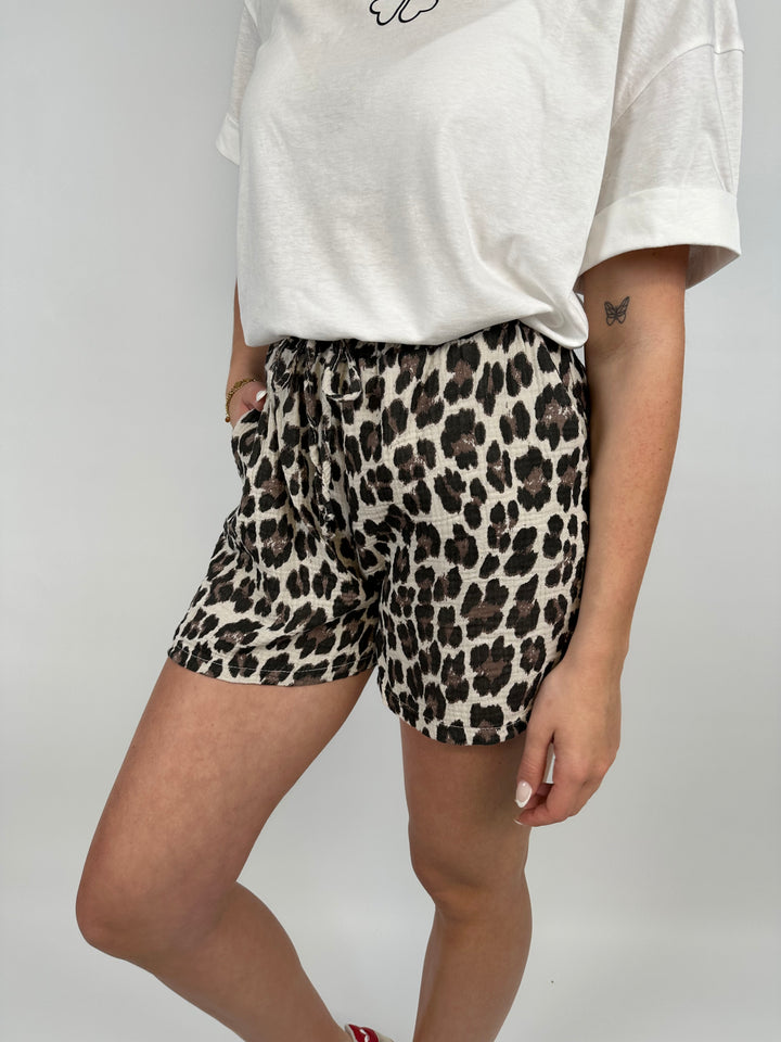 Musselinshorts mit Leoprint Leolove