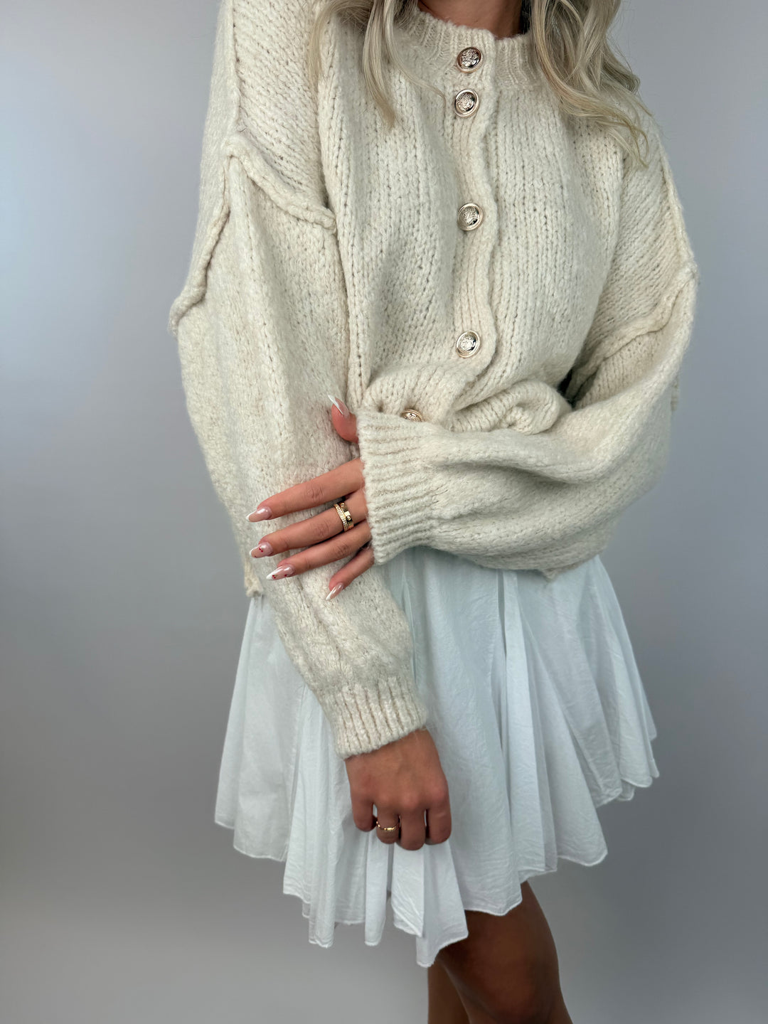 Kurzer Oversize Cardigan mit goldenen Manschettenknöpfen Claire