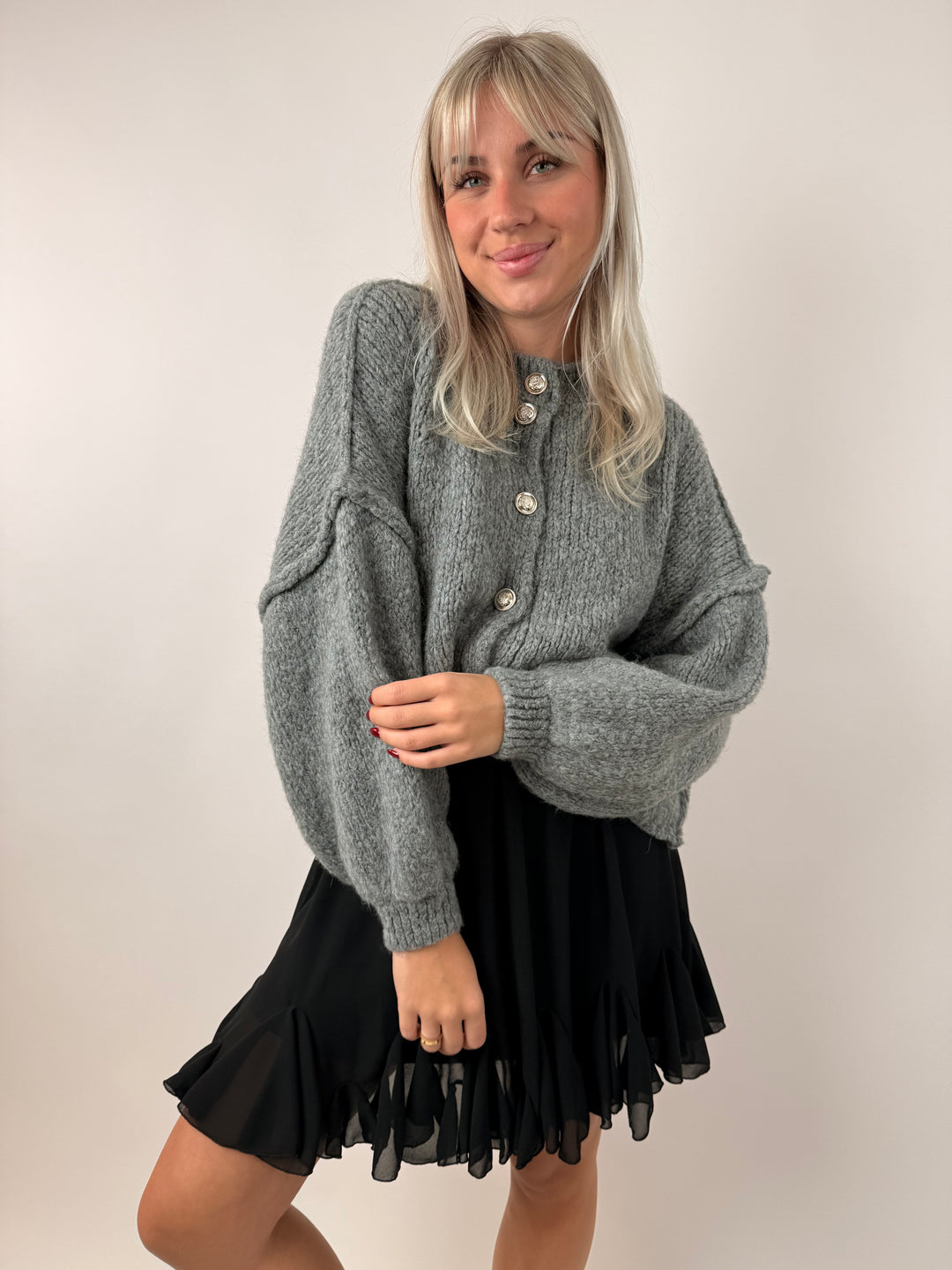 Kurzer Oversize Cardigan mit goldenen Manschettenknöpfen Claire