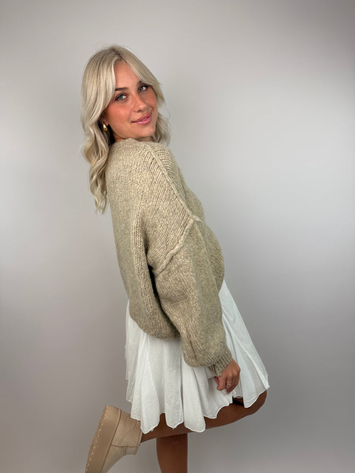 Kurzer Oversize Cardigan mit goldenen Manschettenknöpfen Claire