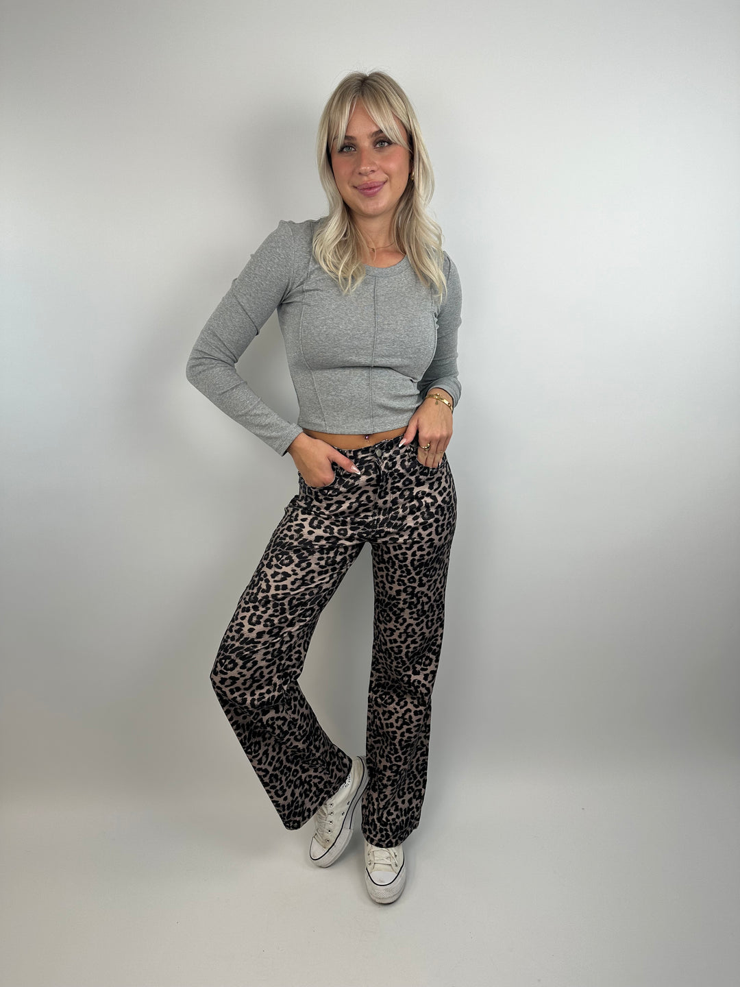 Beschichtete Straight Fit Jeans mit Leoprint (8537)