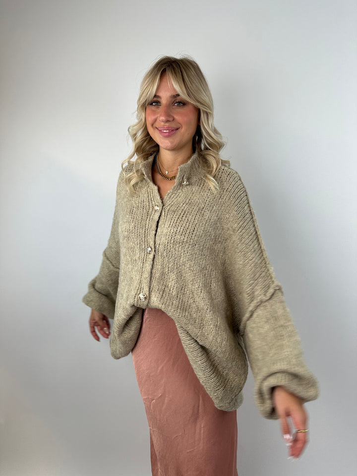 Langer Oversize Cardigan mit goldenen Manschettenknöpfen Claire