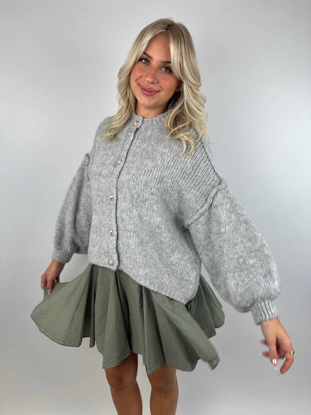 Kurzer Oversize Cardigan mit goldenen Manschettenknöpfen Claire