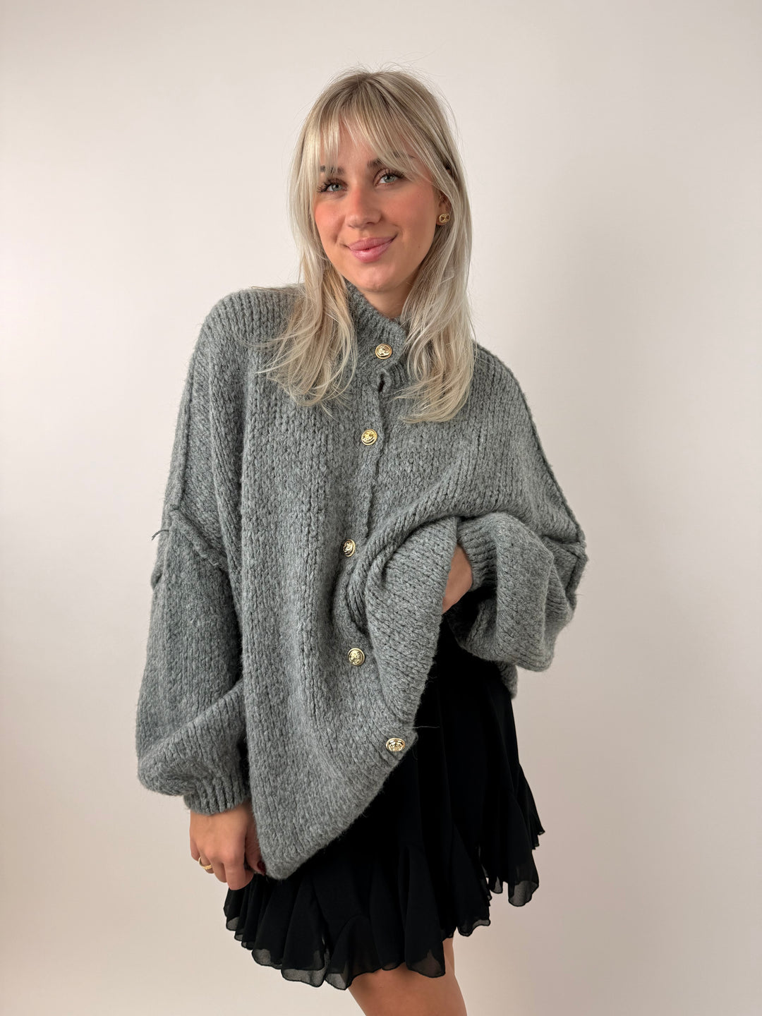 Langer Oversize Cardigan mit goldenen Manschettenknöpfen Claire