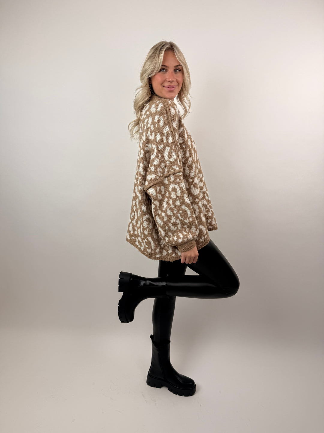 Oversize Pullover mit kleinem Stehkragen und Leoprint