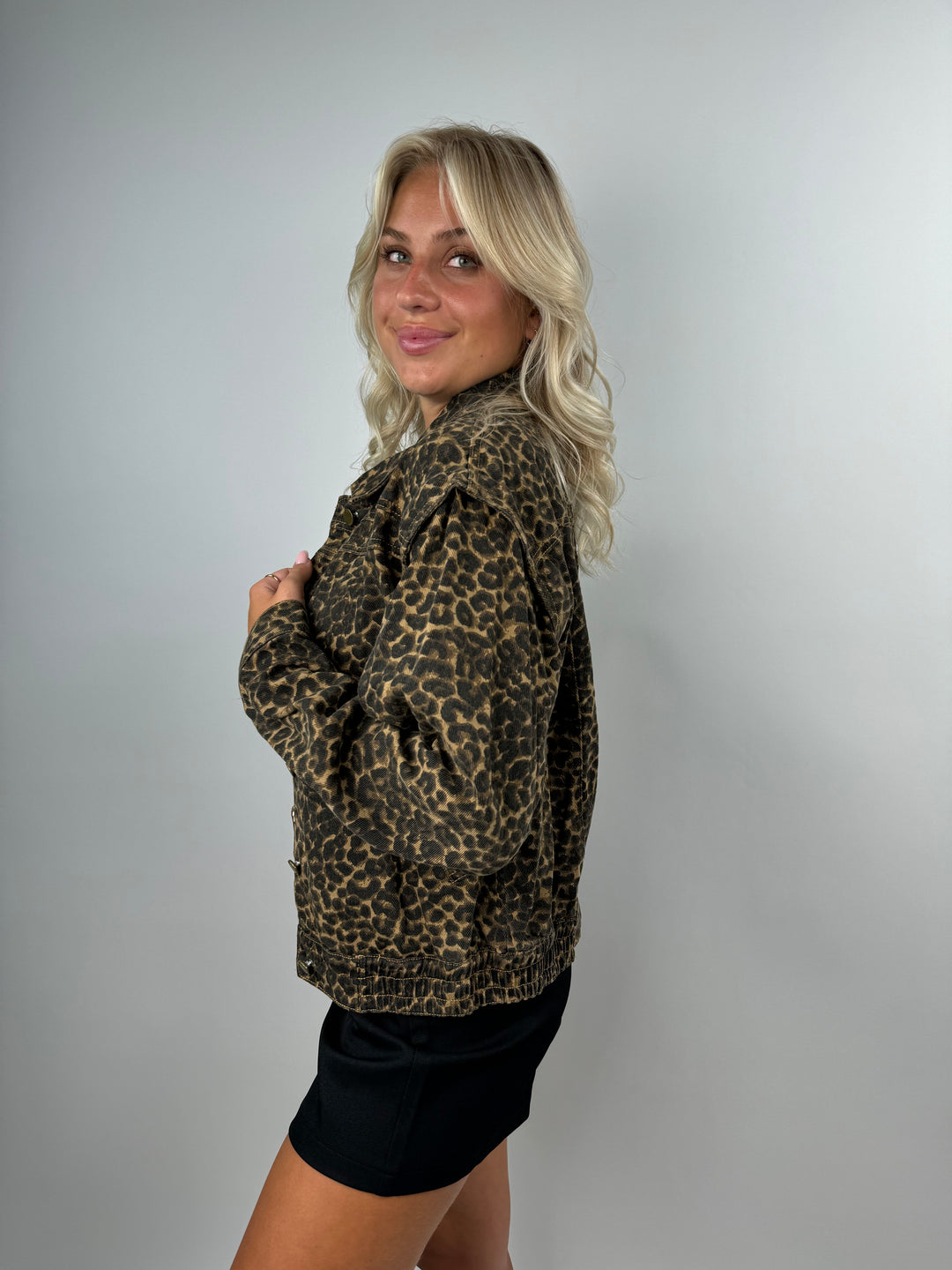 Jeansjacke im Leoprint Luna