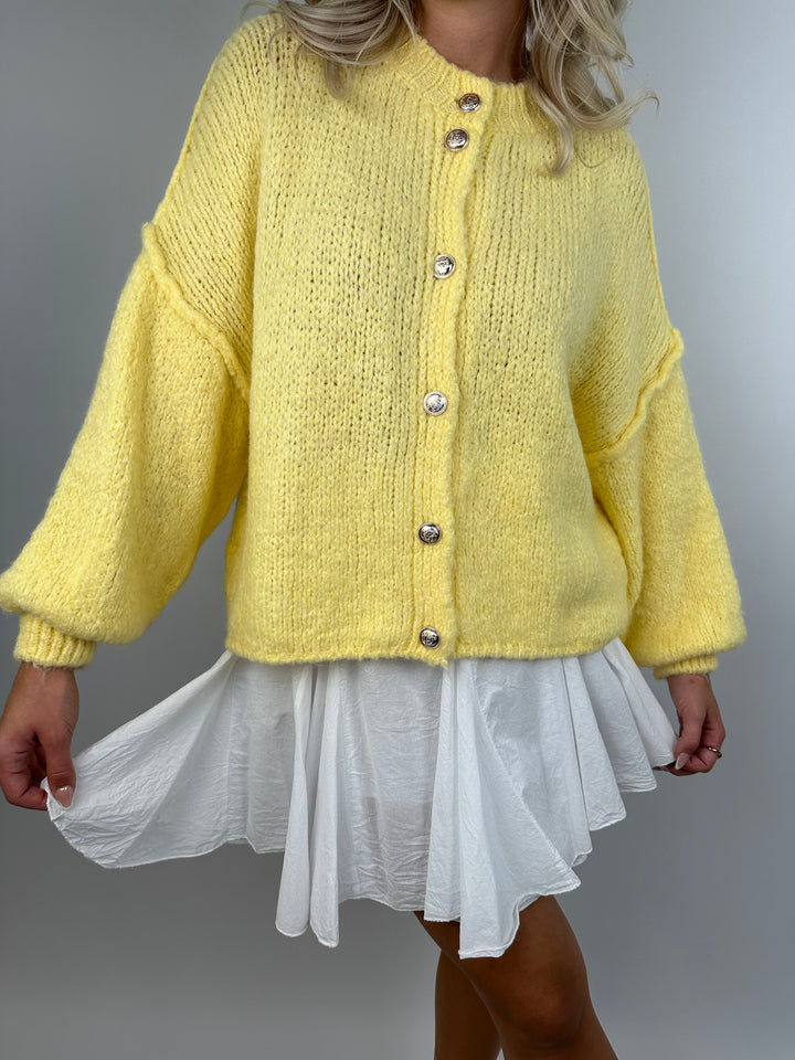 Kurzer Oversize Cardigan mit goldenen Manschettenknöpfen Claire