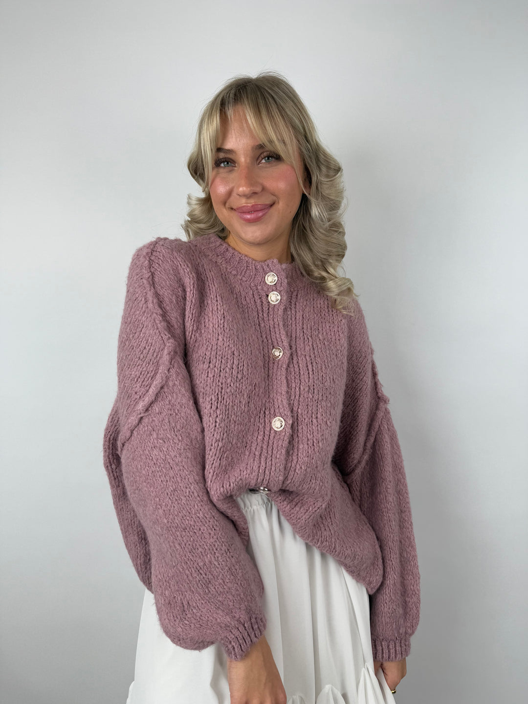 Kurzer Oversize Cardigan mit goldenen Manschettenknöpfen Claire