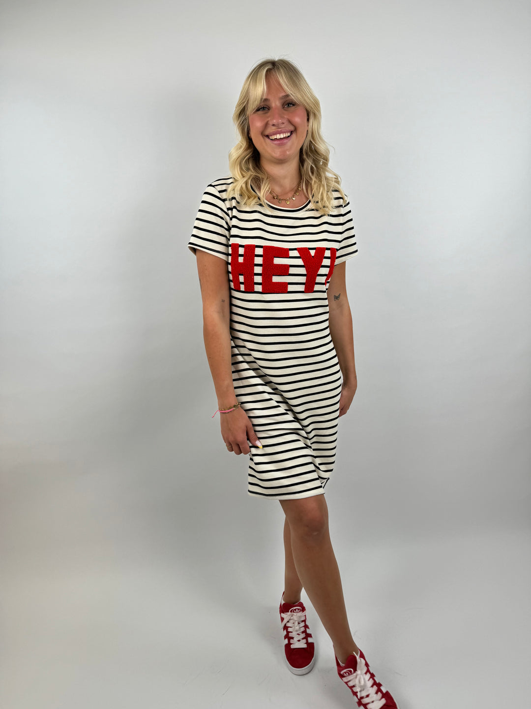 Gestreiftes T-Shirtkleid HEY!