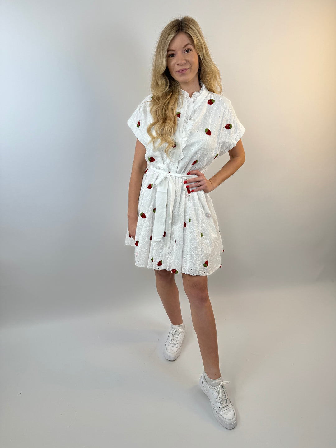 Kleid mit Stickereien Sweet Strawberrys