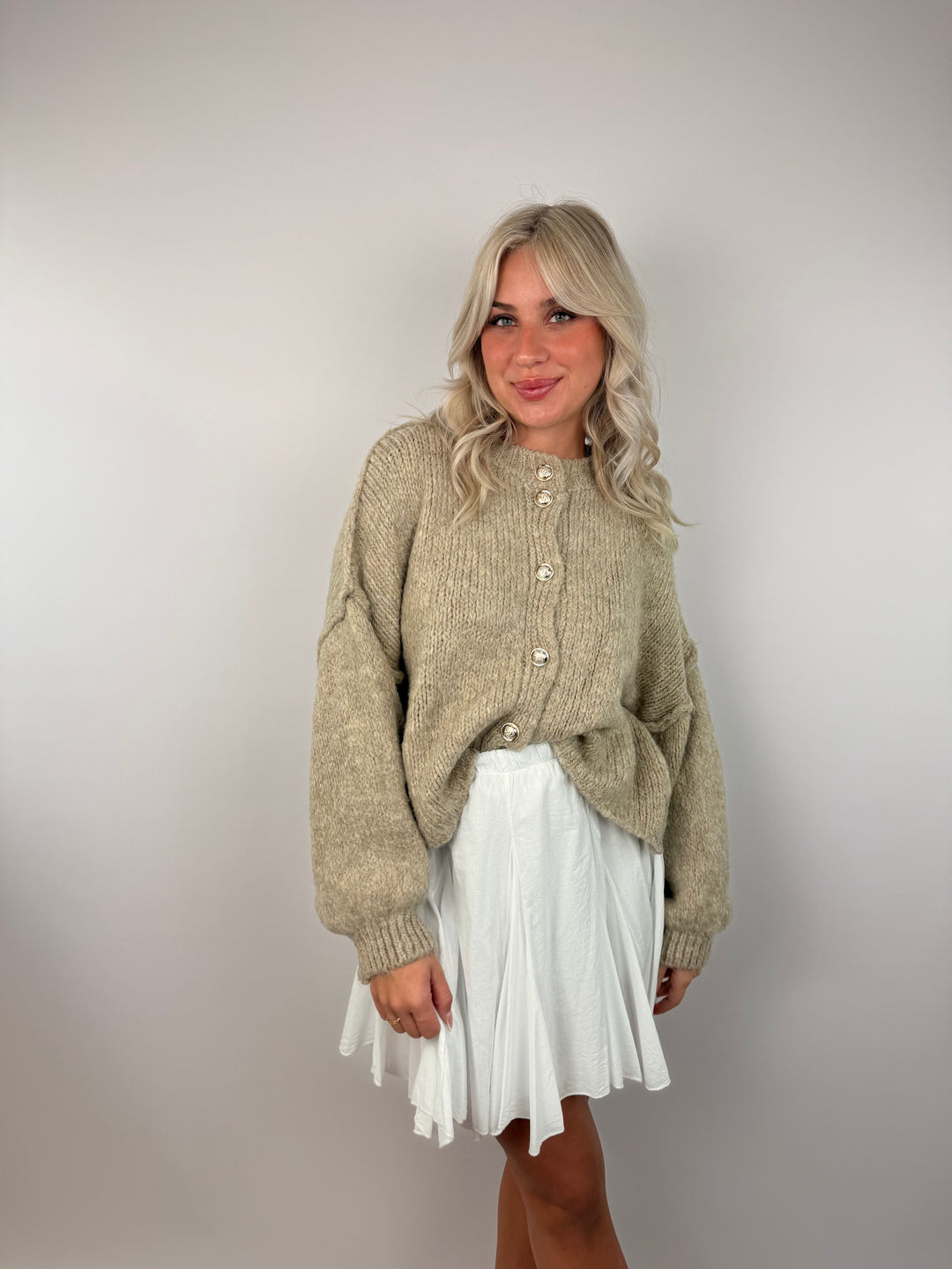 Kurzer Oversize Cardigan mit goldenen Manschettenknöpfen Claire