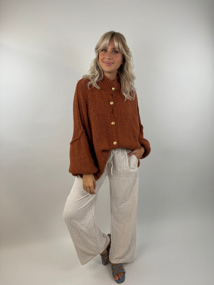 Langer Oversize Cardigan mit goldenen Manschettenknöpfen Claire