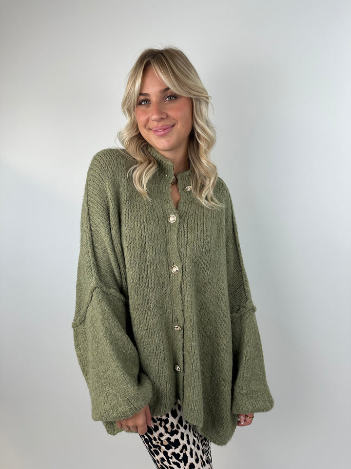 Langer Oversize Cardigan mit goldenen Manschettenknöpfen Claire