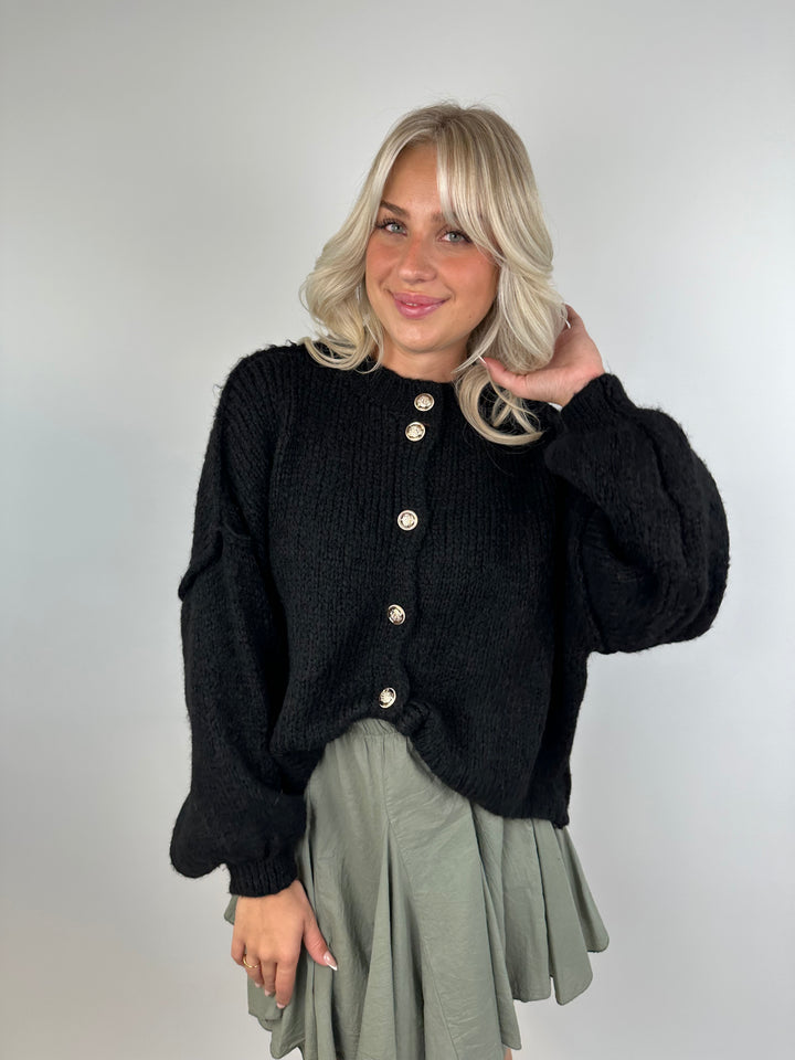 Kurzer Oversize Cardigan mit goldenen Manschettenknöpfen Claire