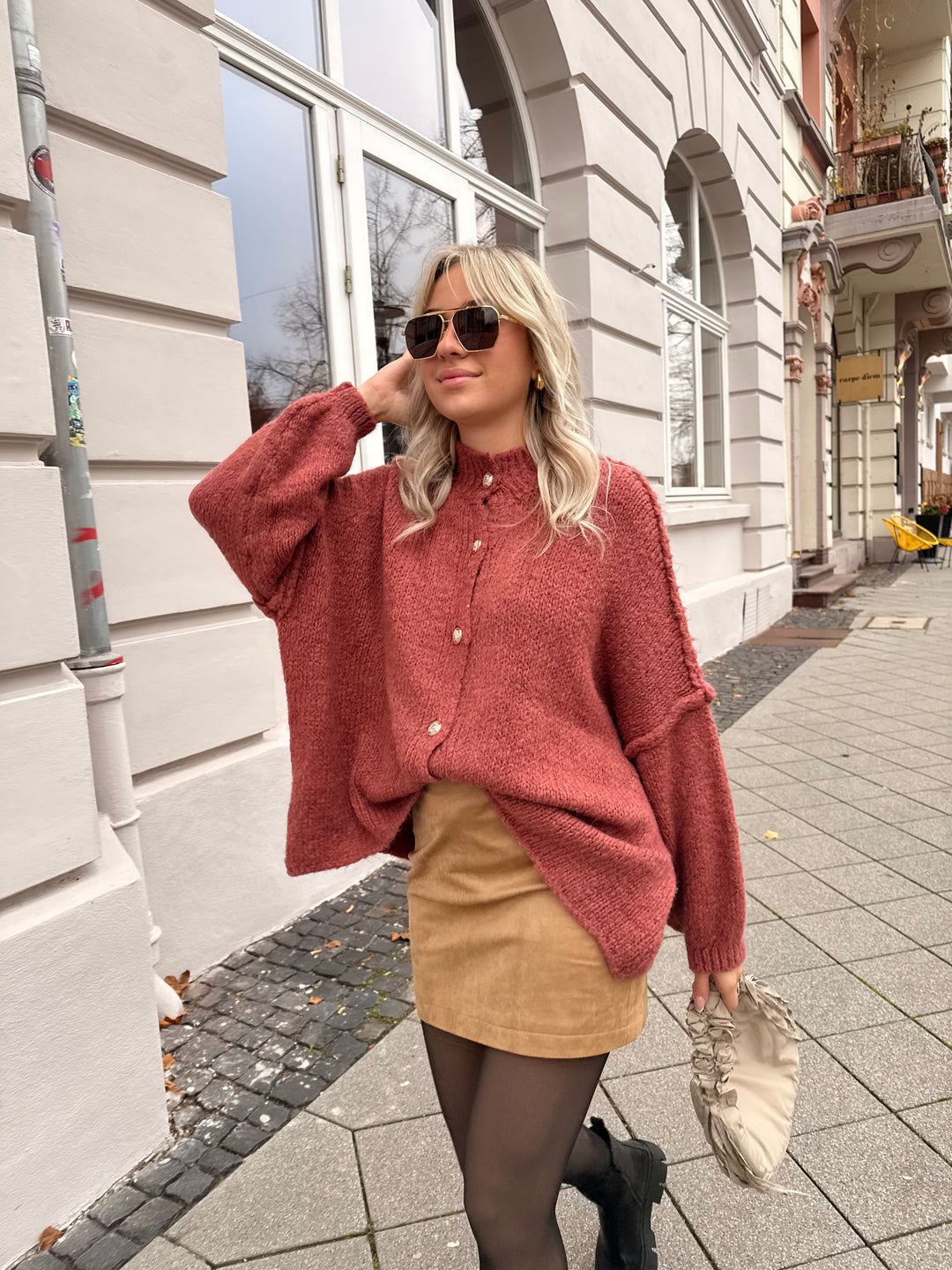 Langer Oversize Cardigan mit goldenen Manschettenknöpfen Claire