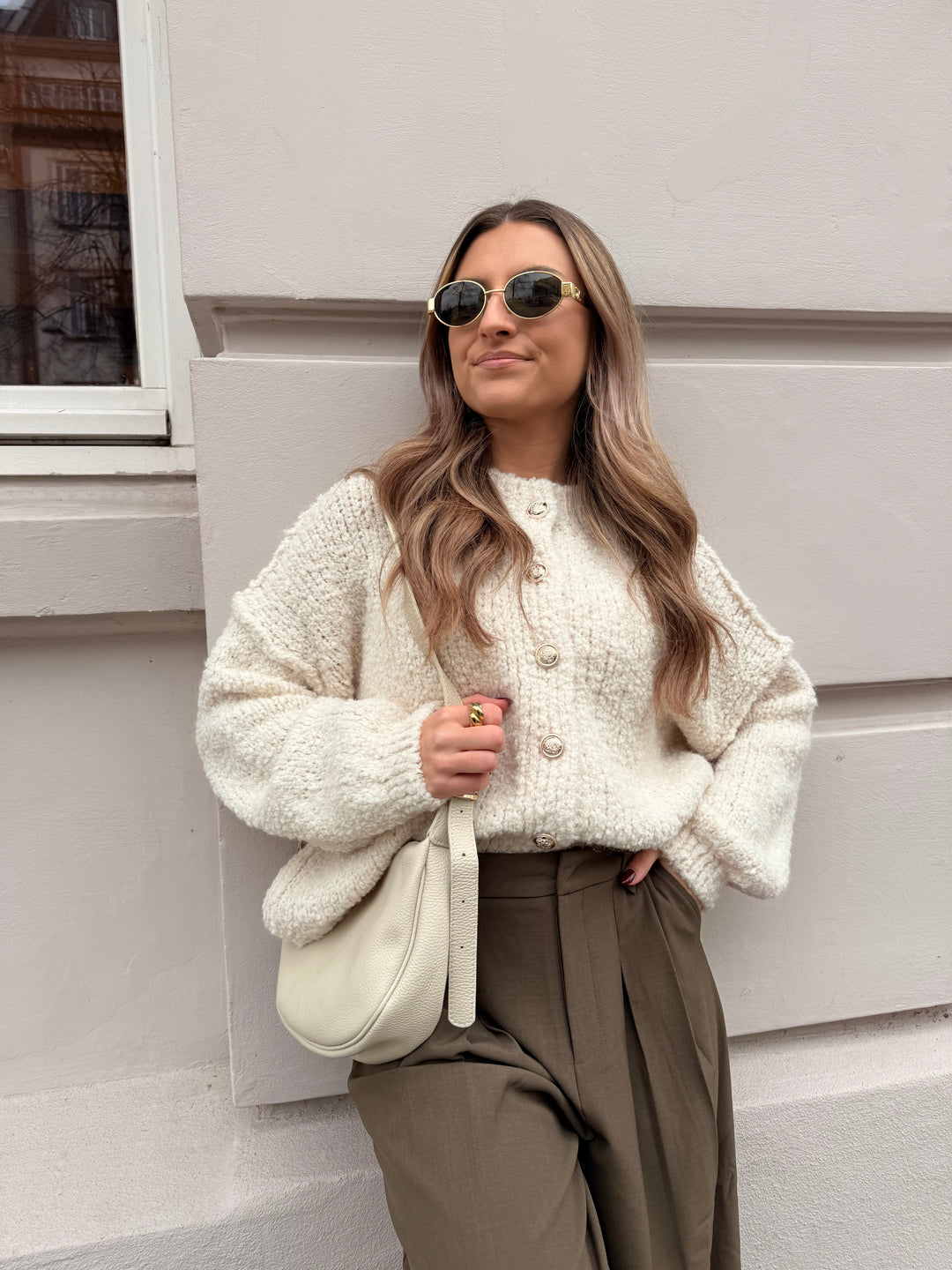 Kurzer Oversize Cardigan mit goldenen Manschettenknöpfen Claire (Teddystoff)