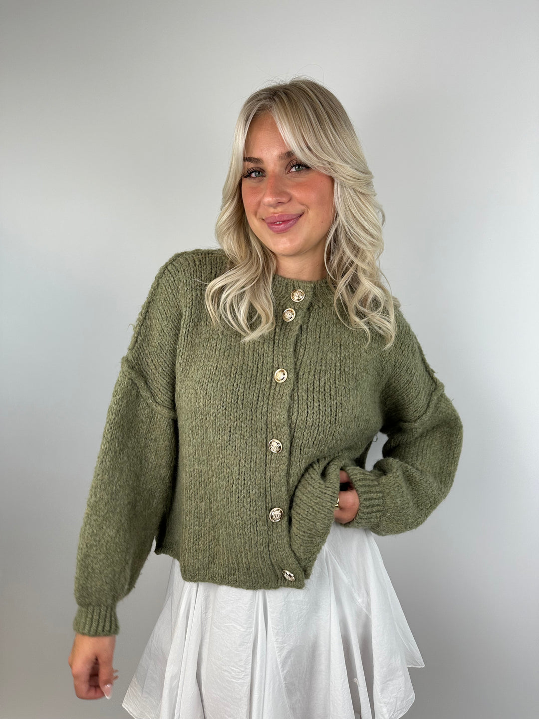 Kurzer Oversize Cardigan mit goldenen Manschettenknöpfen Claire