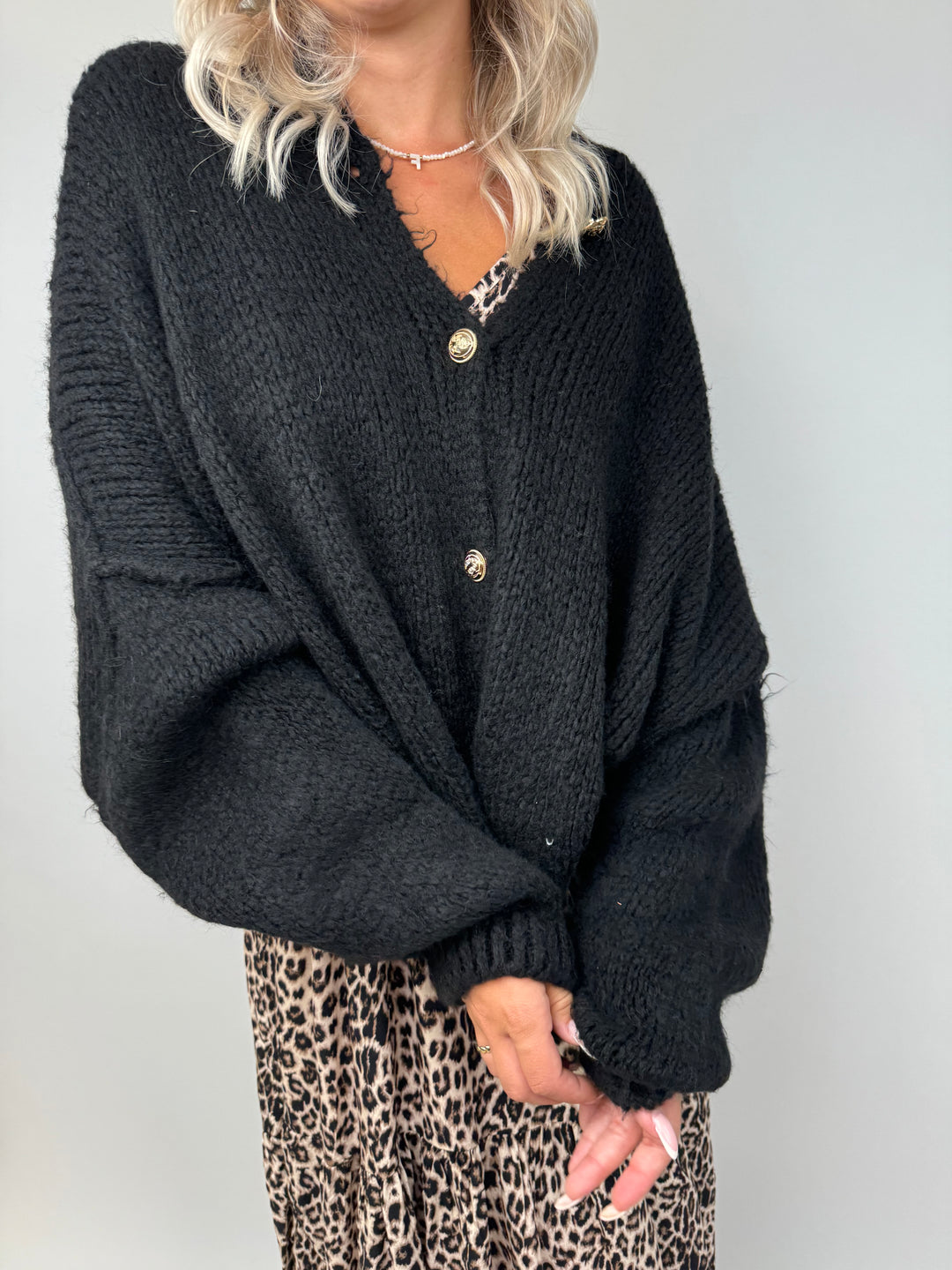 Langer Oversize Cardigan mit goldenen Manschettenknöpfen Claire