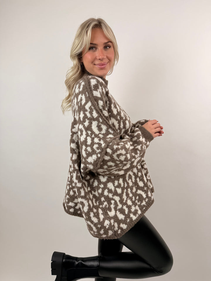 Oversize Pullover mit kleinem Stehkragen und Leoprint