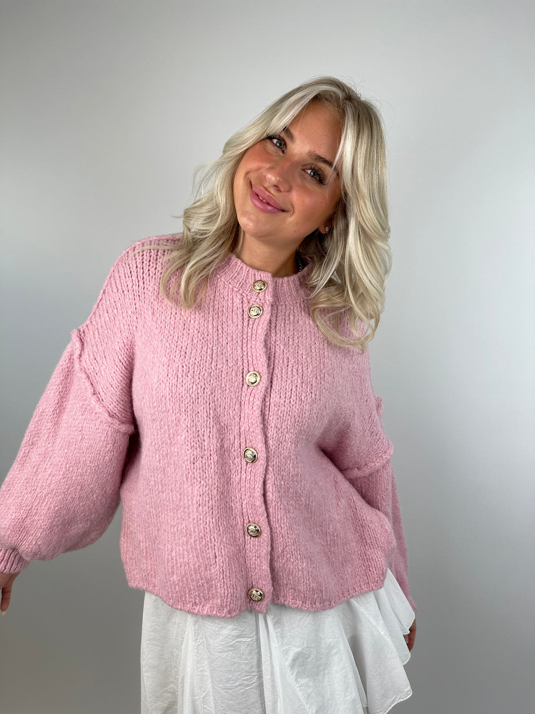 Kurzer Oversize Cardigan mit goldenen Manschettenknöpfen Claire