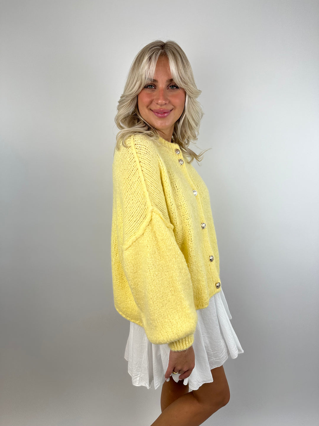 Kurzer Oversize Cardigan mit goldenen Manschettenknöpfen Claire