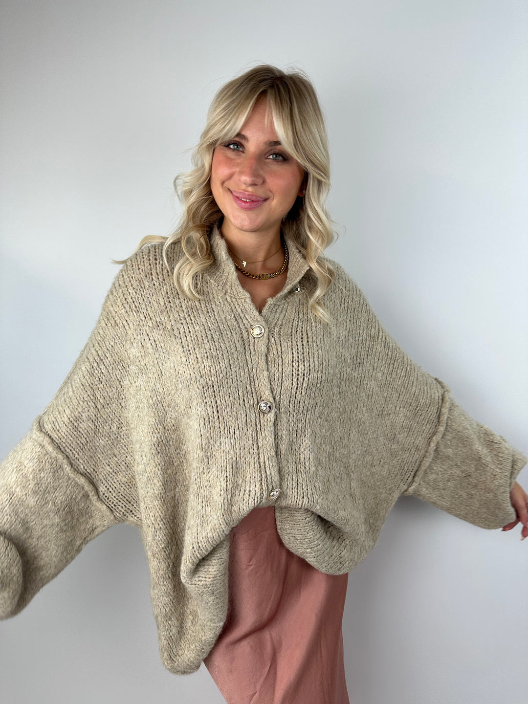 Langer Oversize Cardigan mit goldenen Manschettenknöpfen Claire