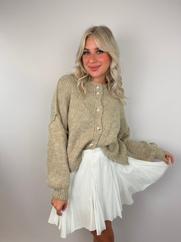 Kurzer Oversize Cardigan mit goldenen Manschettenknöpfen Claire