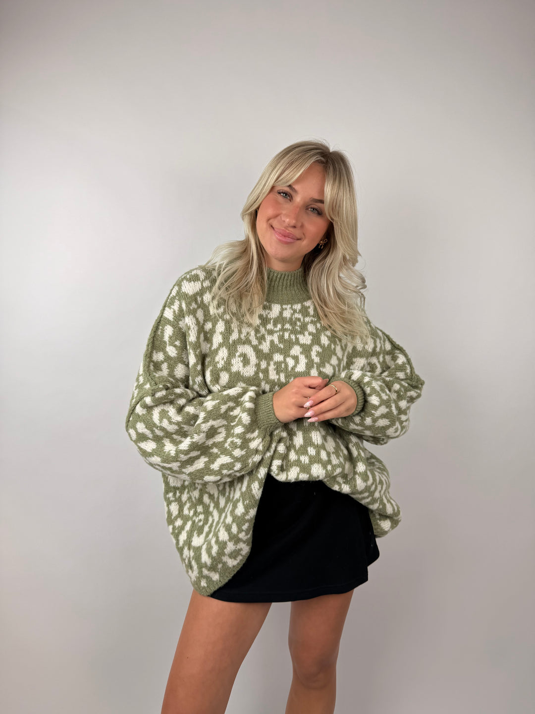 Oversize Pullover mit kleinem Stehkragen und Leoprint