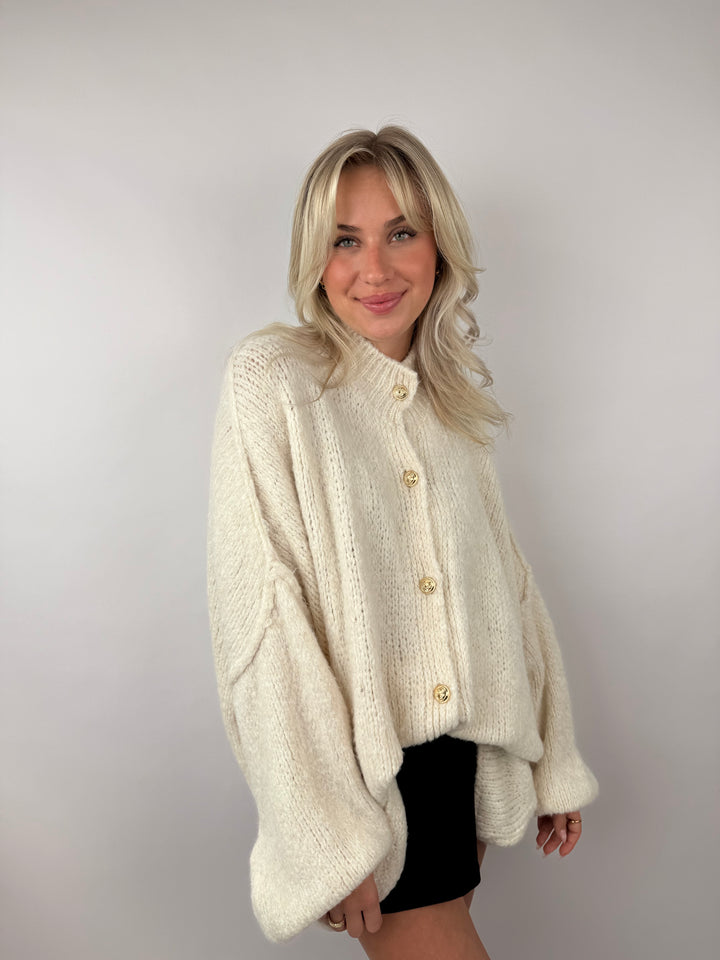 Langer Oversize Cardigan mit goldenen Manschettenknöpfen Claire