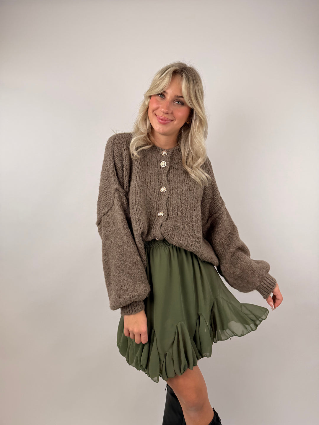 Kurzer Oversize Cardigan mit goldenen Manschettenknöpfen Claire