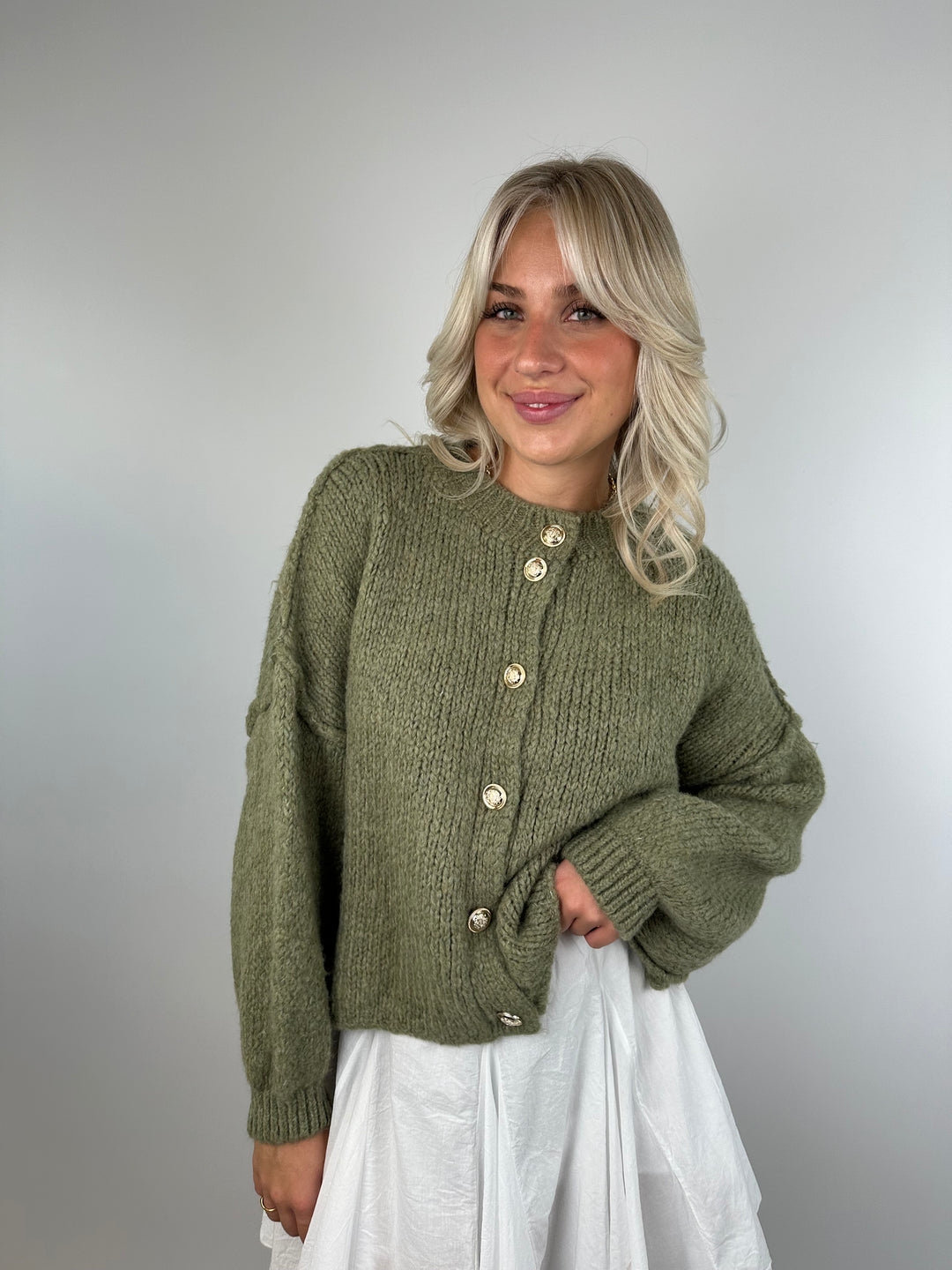 Kurzer Oversize Cardigan mit goldenen Manschettenknöpfen Claire