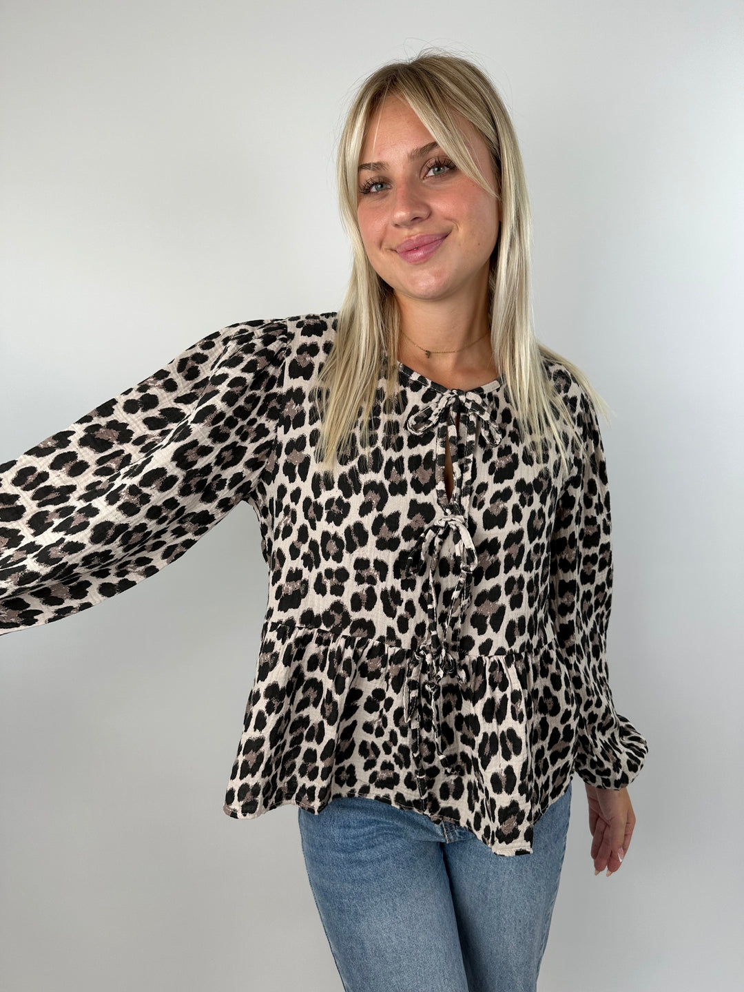 Bluse zum Binden mit Leoprint (lange Ärmel)