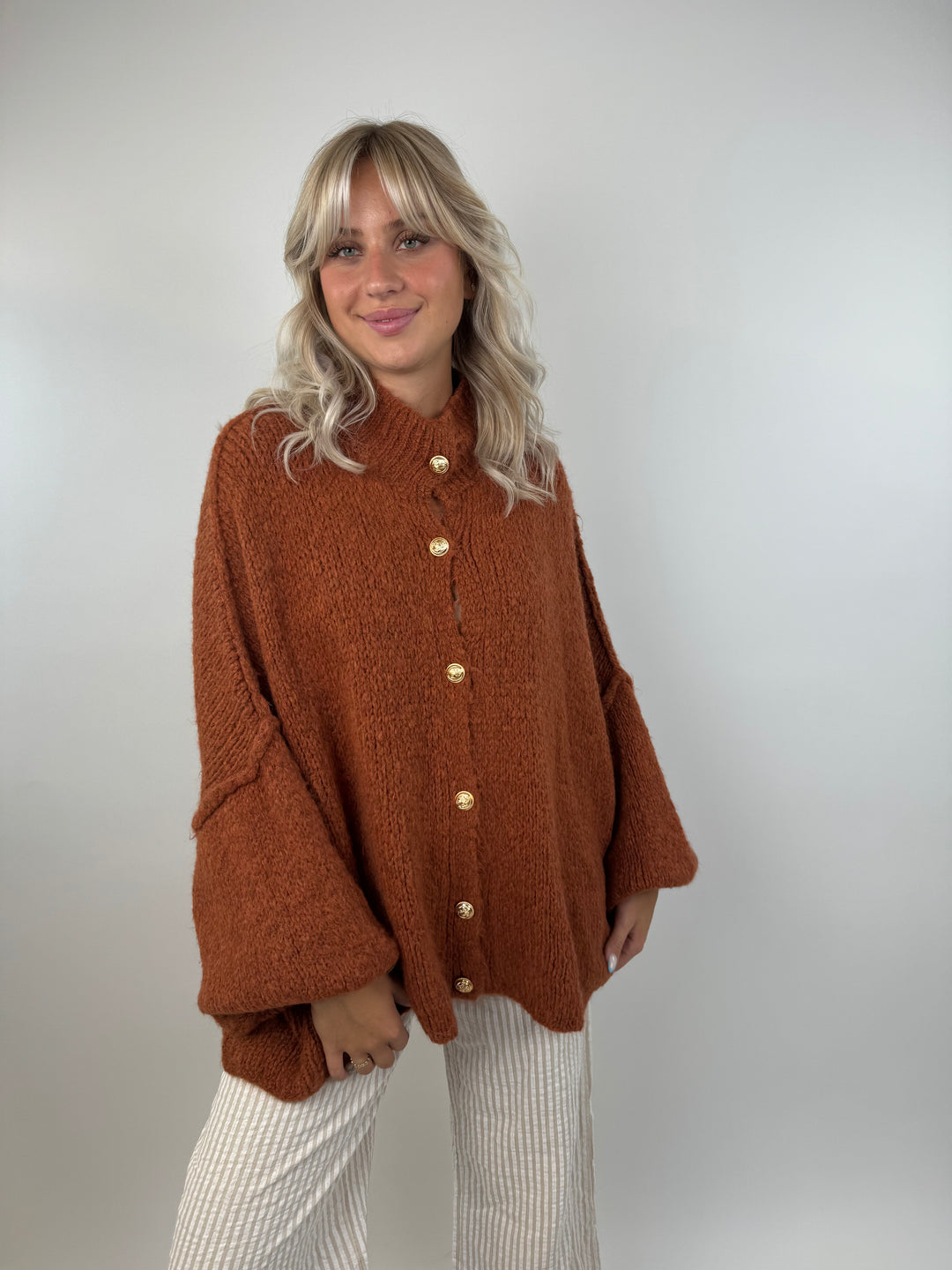 Langer Oversize Cardigan mit goldenen Manschettenknöpfen Claire