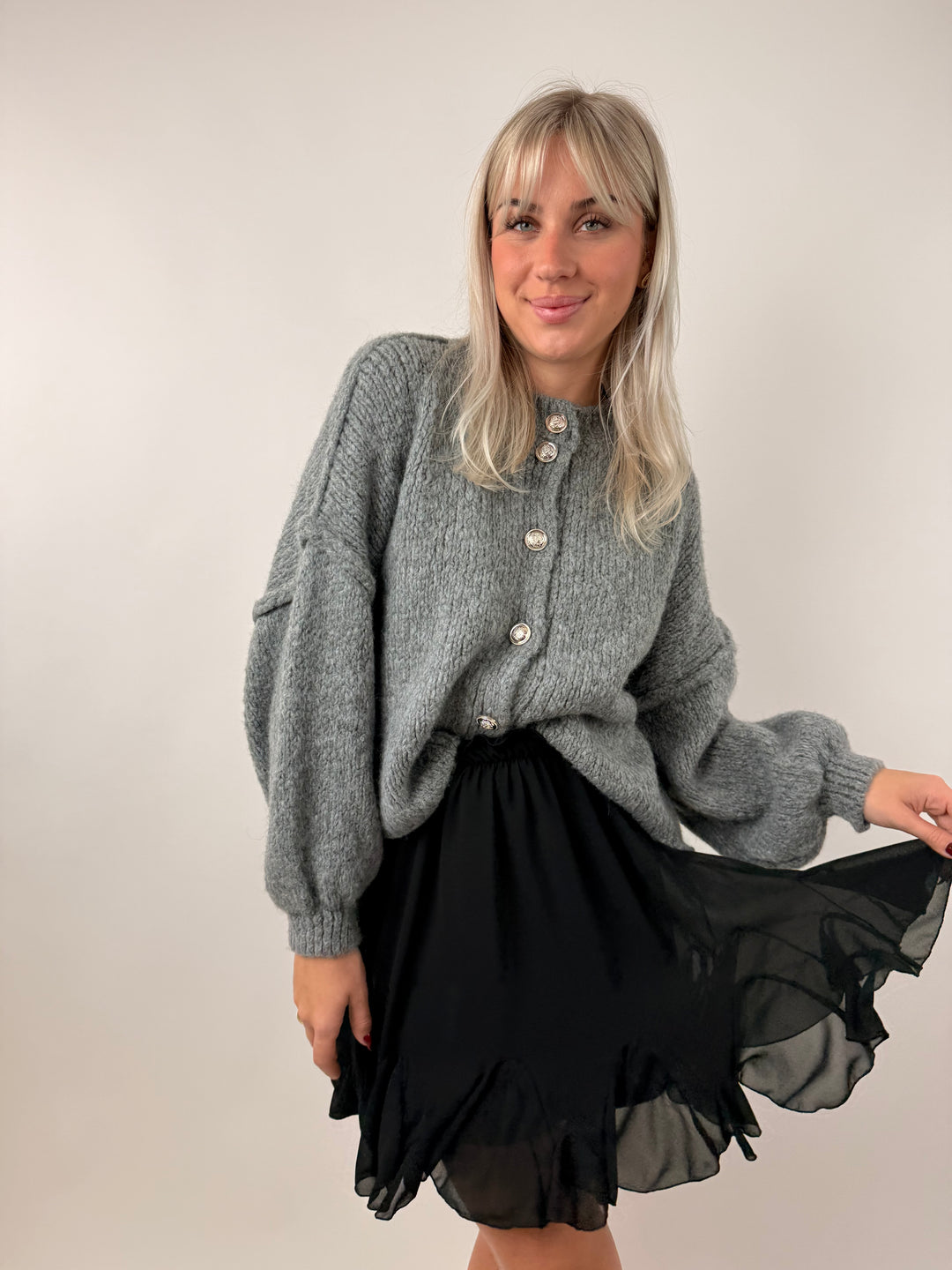 Kurzer Oversize Cardigan mit goldenen Manschettenknöpfen Claire