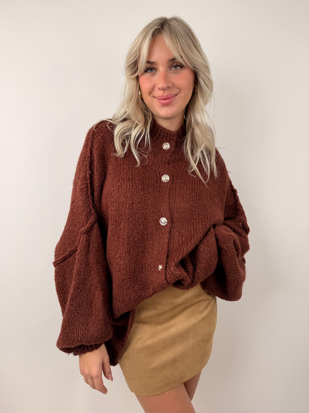 Langer Oversize Cardigan mit goldenen Manschettenknöpfen Claire