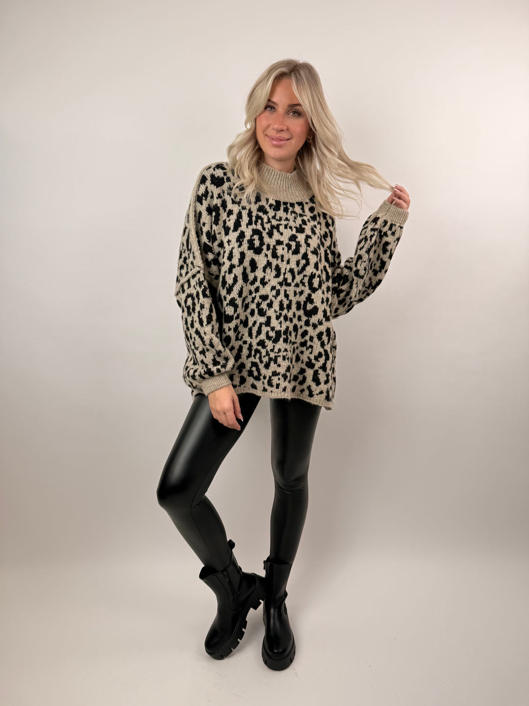 Oversize Pullover mit kleinem Stehkragen und Leoprint