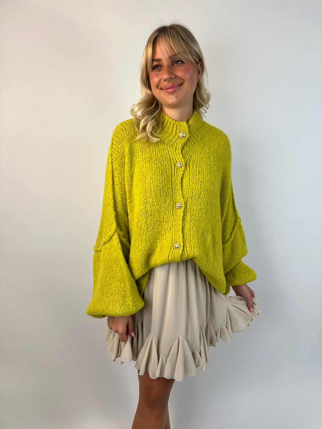 Langer Oversize Cardigan mit goldenen Manschettenknöpfen Claire