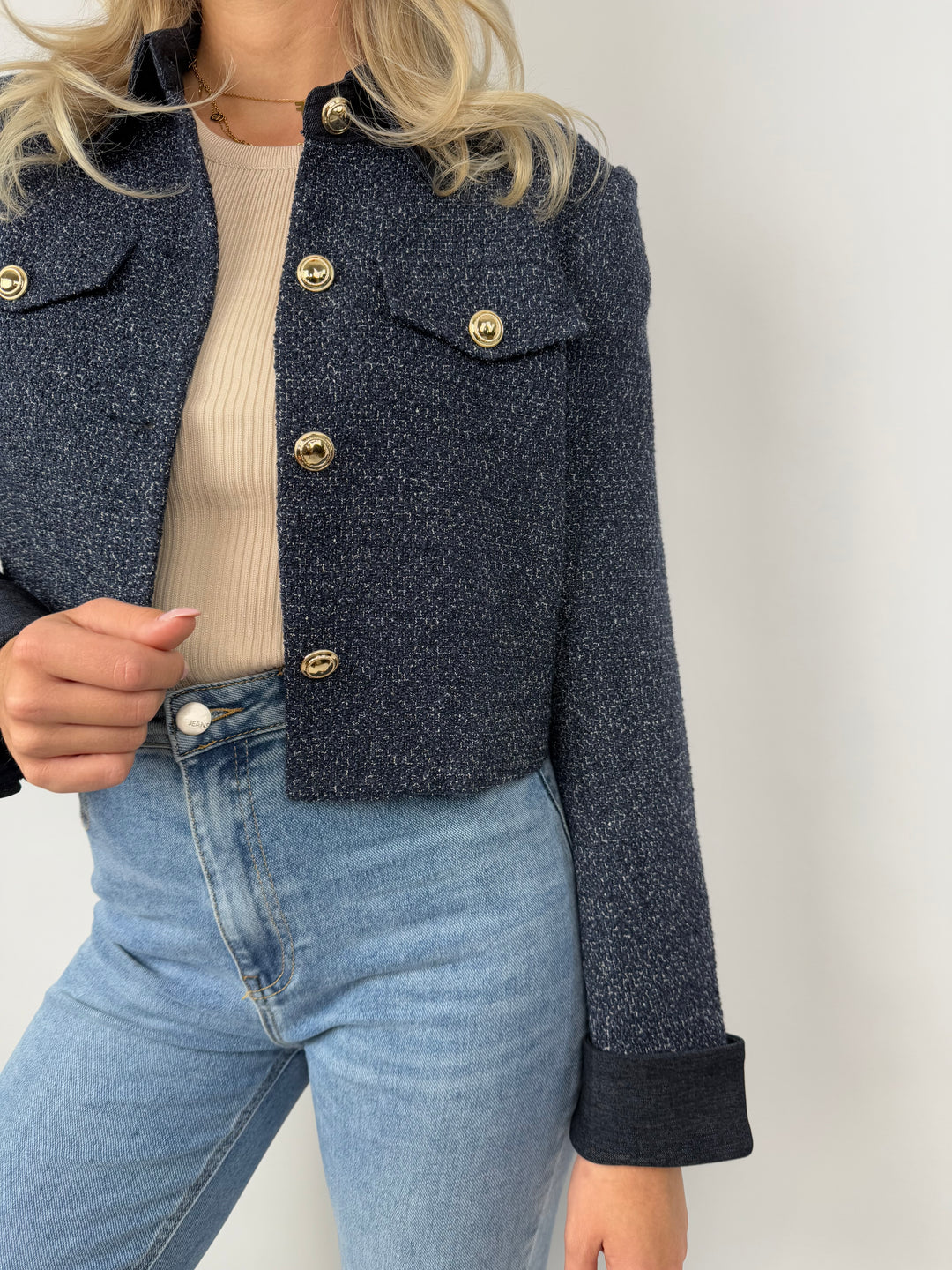 Cropped Blazer mit goldenen Manschettenknöpfen Elegance