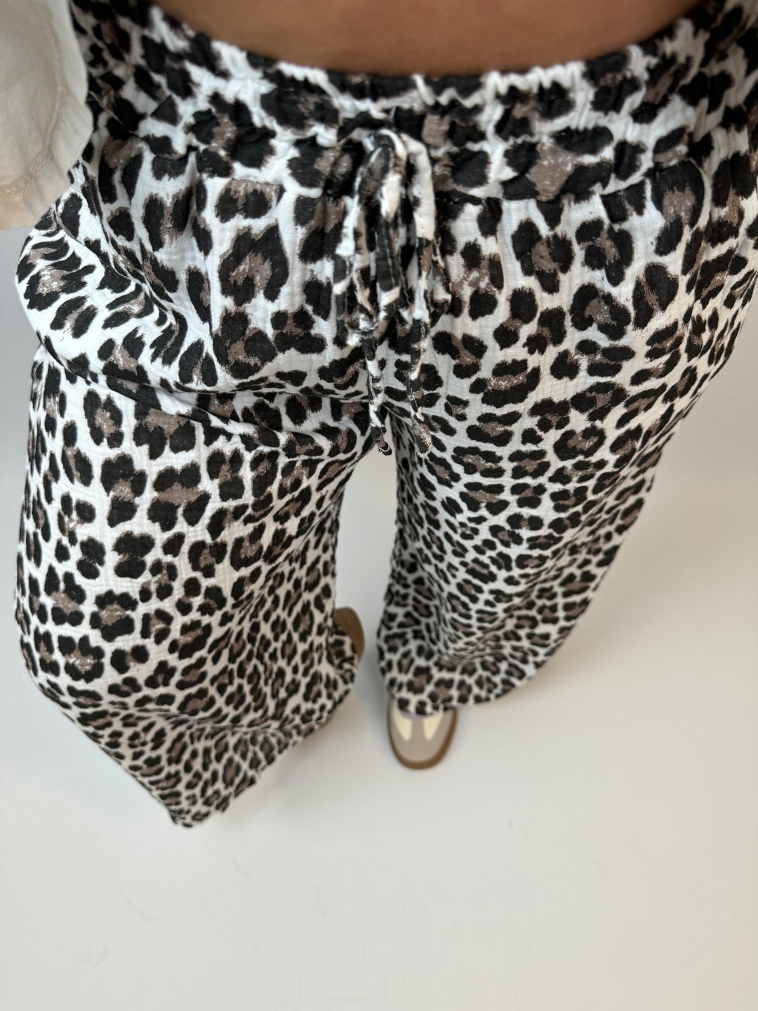 Lange Musselinhose mit Leoprint Leolove