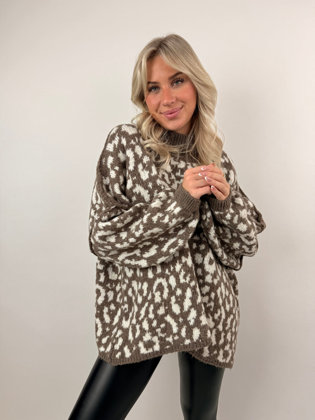 Oversize Pullover mit kleinem Stehkragen und Leoprint