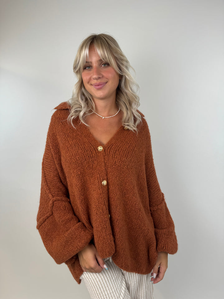 Langer Oversize Cardigan mit goldenen Manschettenknöpfen Claire