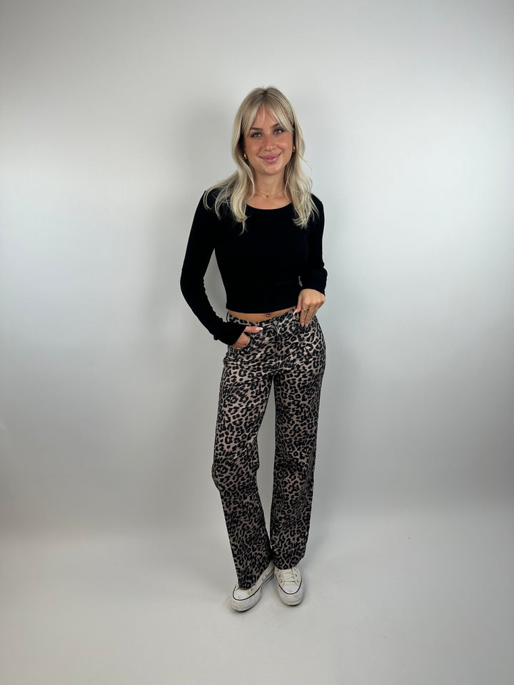 Beschichtete Straight Fit Jeans mit Leoprint (8537)