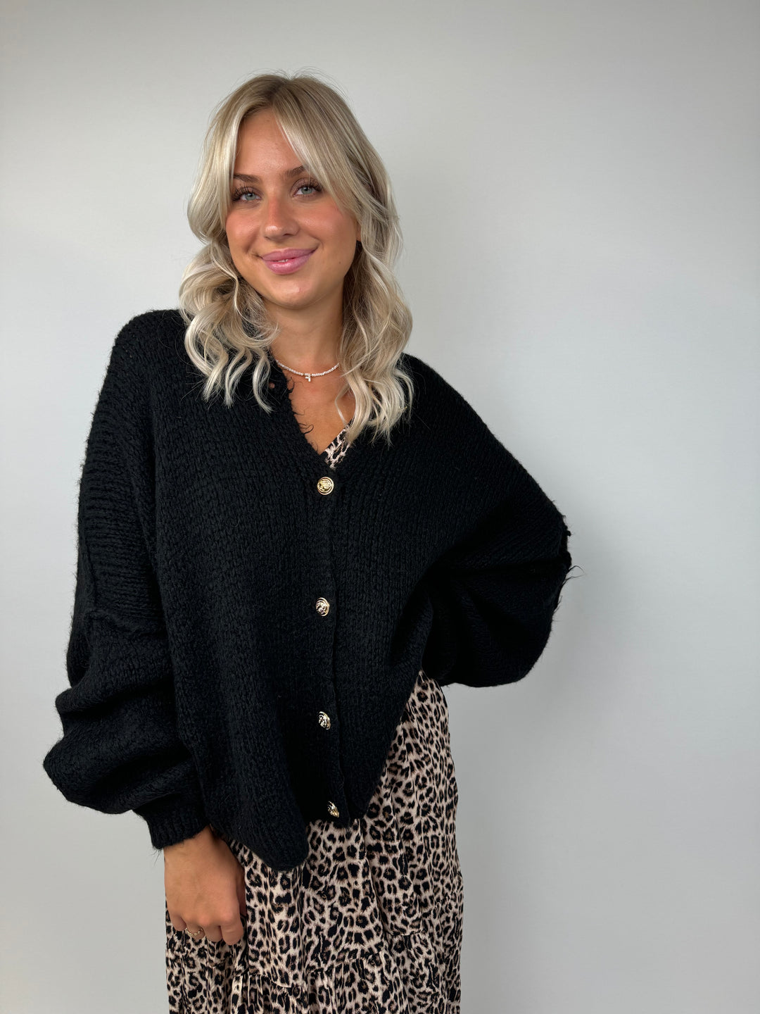 Langer Oversize Cardigan mit goldenen Manschettenknöpfen Claire