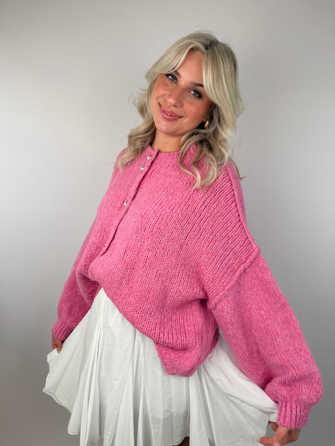 Kurzer Oversize Cardigan mit goldenen Manschettenknöpfen Claire