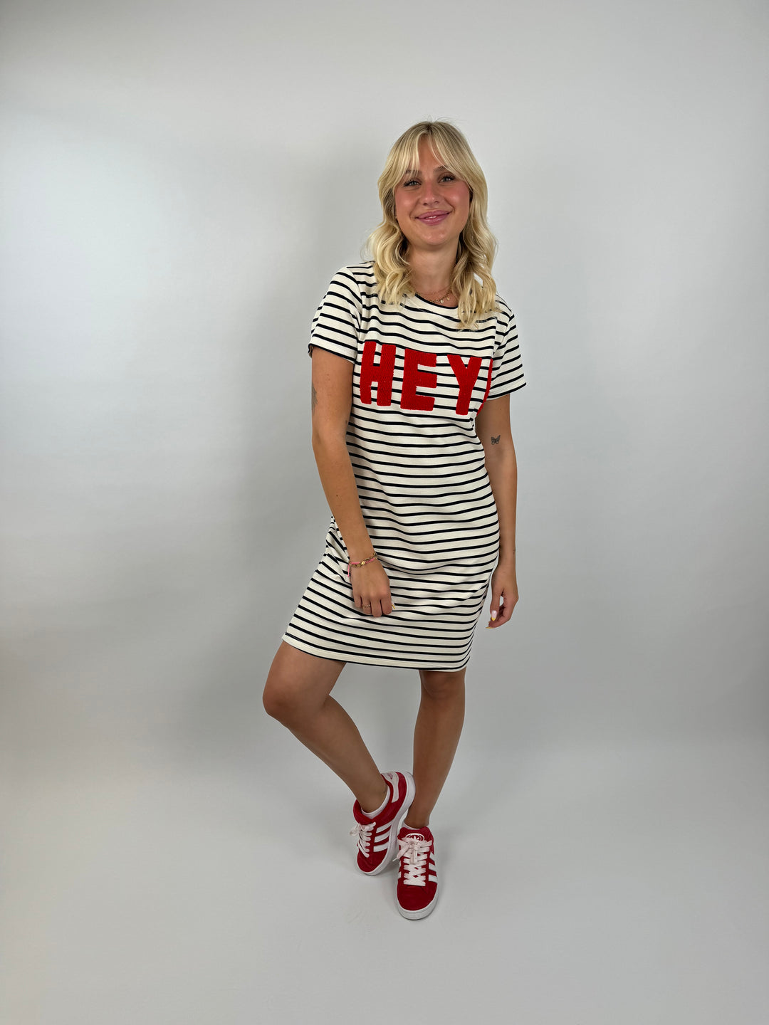 Gestreiftes T-Shirtkleid HEY!